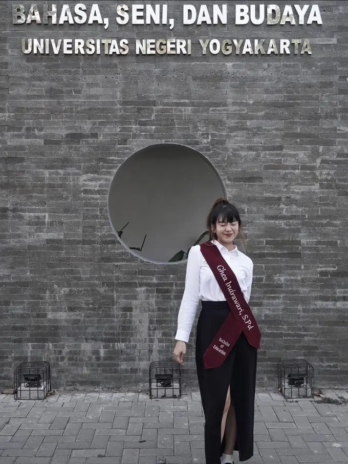 Ghea Indrawari baru saja lulus kuliah di Universitas Negeri Yogyakarta, dia pun memberikan kabar bahagia tersebut di akun instagramnya