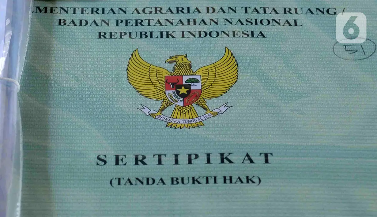 Barang bukti sertipikat ditampilkan dalam konferensi pers pengungkapan kasus Tindak Pidana Pencucian Uang (TPPU) di Bareskrim Polri. (merdeka.com/Imam Buhori)