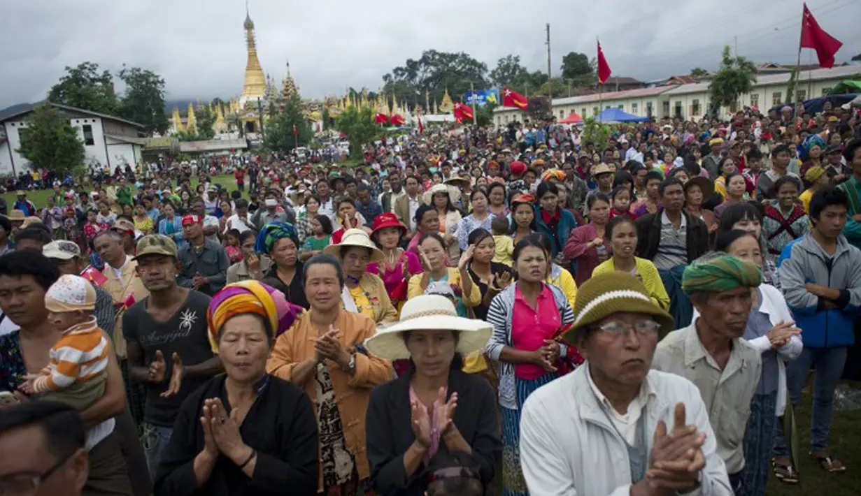 Pendukung Aung San Suu Kyi berkumpul saat kampanye di kota Ho Pone, Myanmar, Minggu (6/9/2015). Aung akan terganjal karena UU di Myanmar melarang calon presiden berasal dari orang yang memiliki pasangan atau anak warga negara asing. (AFP Photo/Ye Aung)