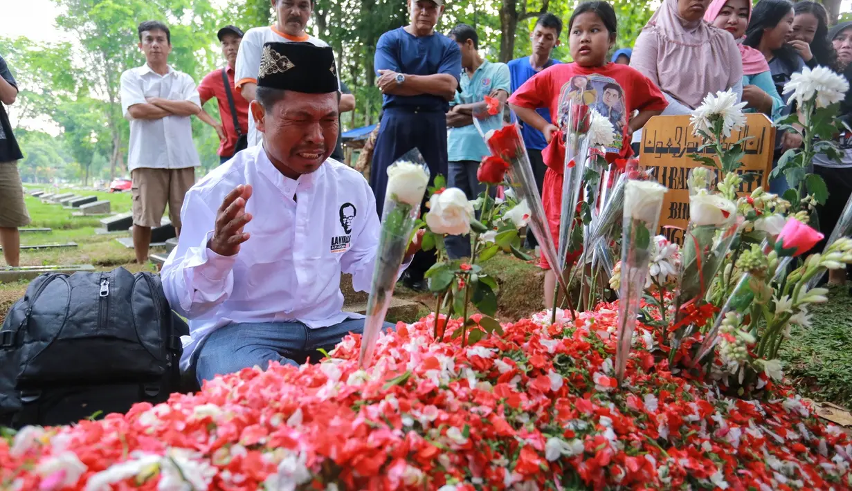 Djalal sempat mendapat kecaman dari banyak penggemar Jupe dan sahabatnya  berdalih bahwa menciptakan lagu Selamat Jalan Jupe sebagai bentuk rasa cintanya terhadap idolanya. (Adrian Putra/Bintang.com)