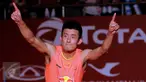 Pebulutangkis Tiongkok, Chen Long mengangkat tangan usai mengandaskan Lee Chong Wei (Malaysia) di final Total BWF World Championships 2015 di Jakarta, Minggu (16/8/2015). Chen Long unggul 21-14, 21-17. (Liputan6.com/Helmi Fithriansyah)