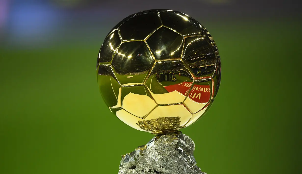 Penghargaan pesepak bola terbaik di dunia, Ballon d'Or edisi tahun 2021 tak lama lagi akan digelar. France Football sebagai penyelenggara telah merilis 30 nama nominasi. Tercatat, ada 5 dari para nominasi yang berusia tak lagi muda, di atas 34 tahun. Siapa saja? (AFP/Gabriel Bouys)