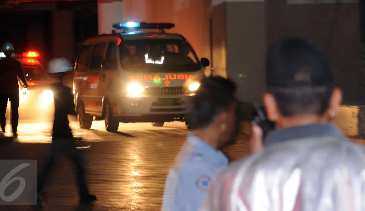 Sebuah ambulans melintas usai mengevakuasi pekerja yang terjebak kebakaran di bangunan Gedung Swiss Belhotel, Kelapa Gading, Jakarta, Minggu (7/8). Dua pekerja dikabarkan tewas saat terjadi kebakaran. (Liputan6.com/Helmi Fithriansyah)