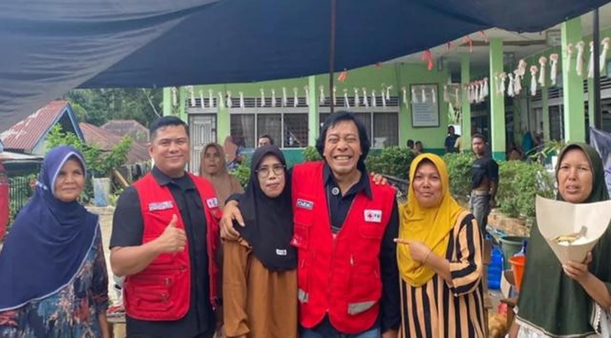 6 Potret Komeng Jadi Relawan di Padang, Hibur Korban Banjir dengan Canda Khasnya