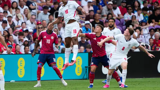 Jude Bellingham menanduk bola di laga antara Timnas Inggris vs Timnas Kosta Rika di Inter&Co Stadium di Florida, Kamis (11/6/2026) dini hari WIB.