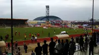 Duel PSPS vs Semen Padang di Stadion Kaharudin Nasution, Pekanbaru, Senin (8/10/2018), sempat dihentikan karena protes suporter tuan rumah. (Bola.com/Arya Sikumbang)