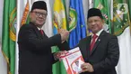 Menteri Dalam Negeri Tito Karnavian (kanan) menerima buku dari pejabat lama Tjahjo Kumolo saat  acara serah terima jabatan di Kantor Kemendagri, Jakarta, Rabu (23/10/2019). Presiden Jokowi resmi melantik Tito Karnavian menjadi mendagri dalam jajaran Kabinet Indonesia Maju. (merdeka.com/Imam Buhori)