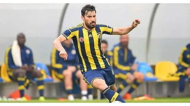 Şener Özbayraklı, bek kanan Fenerbahce melakukan tendangan spektakuler dari jarak 32 meter dan tak mampu dihalau kiper Antalyaspor, Sašo Fornezzi dalam Turki Cup. Fenerbahce menang 2-0 pada pertandingan ini.