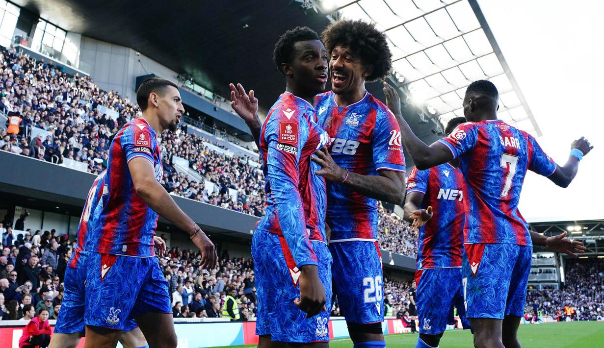 Crystal Palace lolos ke babak semifinal Piala FA dengan mengalahkan Fulham. Mereka menang dengan skor yang meyakinkan tiga gol tanpa balas. (John Walton/PA via AP)