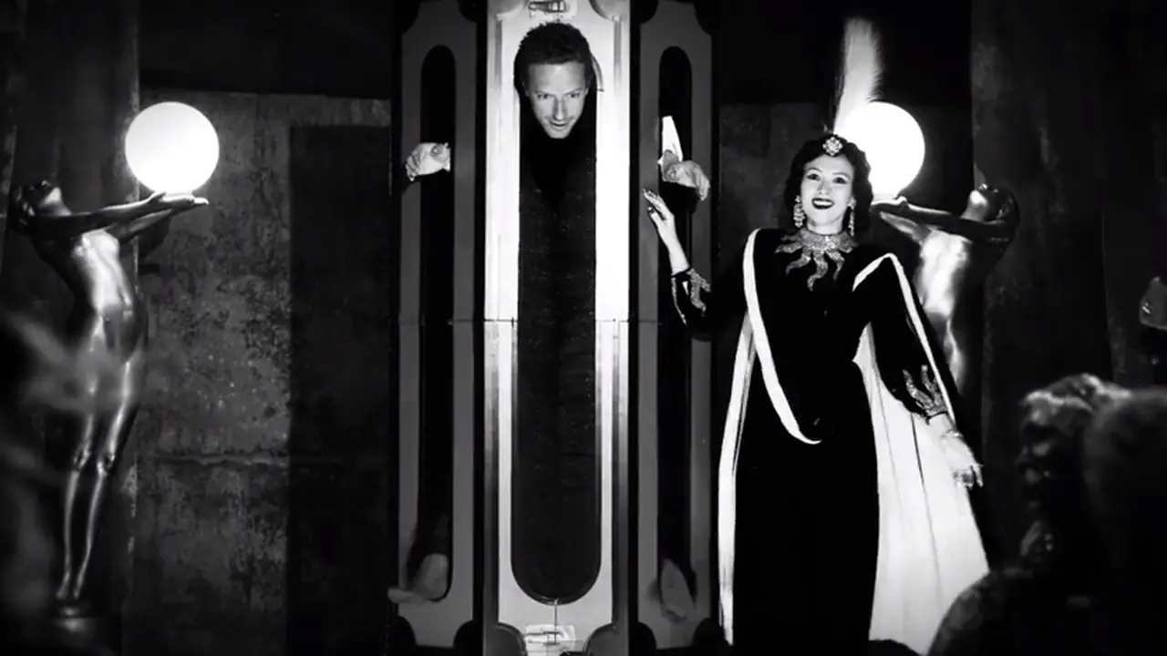 Rilis Video Klip Terbaru, Chris Martin Jadi 'Pesulap'