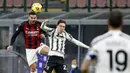 Bek AC Milan, Theo Hernandez, duel udara dengan penyerang Juventus, Federico Chiesa, pada laga Liga Italia di Stadion San Siro, Rabu (6/1/2021). Juventus menang dengan skor 3-1. (AP/Antonio Calanni)