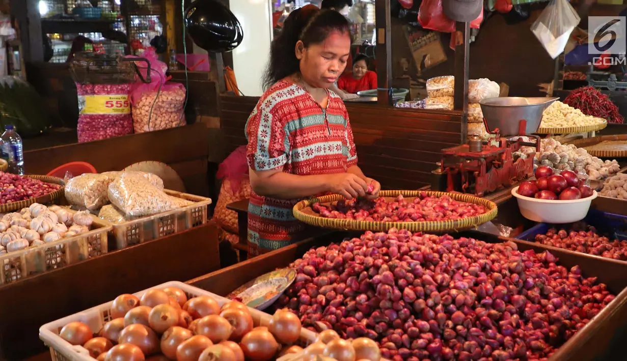 Pedagang tengah menata bawang di pasar di Jakarta, Jumat (20/4). Harga cabai dan bawang memasuki akhir pekan ini terpantau belum banyak berubah, cenderung mengalami penurunan. Pasokan yang cukup mendorong harga masih stabil. (Liputan6.com/Angga Yuniar)