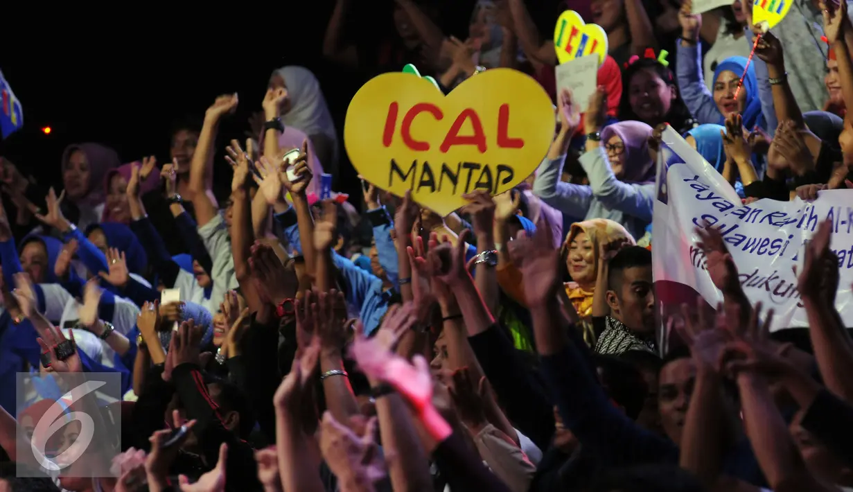 Pendukung finalis D Academy 3 asal Majene, Ical bersorak saat menyaksikan idolanya bernyanyi di Panggung Kemenangan di Jakarta, Sabtu (28/5). Ical unggul pengumpulanpolling sms 54.8% dari finalis asal Pontianak, Weni. (Liputan6.com/Helmi Fithriansyah)