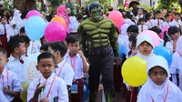 MPLS di SDN Kaliasin 1 Surabaya, kepala sekolah dan guru rela menggunakan kostum superhero. (Istimewa)