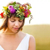 Aksesoris bunga di kepala yang ngehits bisa bikin orang yang melihatmu berbunga-bunga di Hari Lebaran.