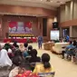 Duta Baca Indonesia Gol A Gong saat mengisi pelatihan literasi di Merauke, Papua. (Liputan6.com/ Ist)