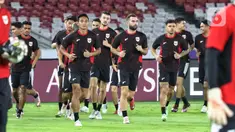 Pemain Timnas Indonesia melakukan pemanasan jelang sesi latihan resmi di Stadion Utama Gelora Bung Karno, Senayan, Jakarta, Senin (24/3/2025). (Liputan6.com/Angga Yuniar)