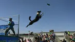 Seekor anjing bernama Athena melompat ke kolam saat mencoba menangkap mainannya dalam kompetisi Splash Dogs di Costa Mesa, California (28/4). Dalam kompetisi ini para anjing harus melewati rintangan dan tantangan. (AFP/Mark Ralston)