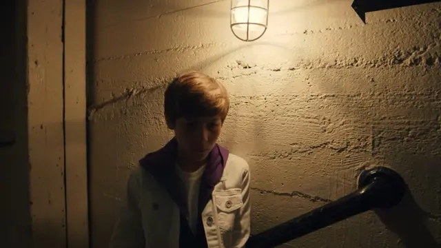 Jacon Tremblay dalam video klip "Lonely", sebagai Justin Bieber remaja. (tangkapan layar YouTube/ Justin Bieber)