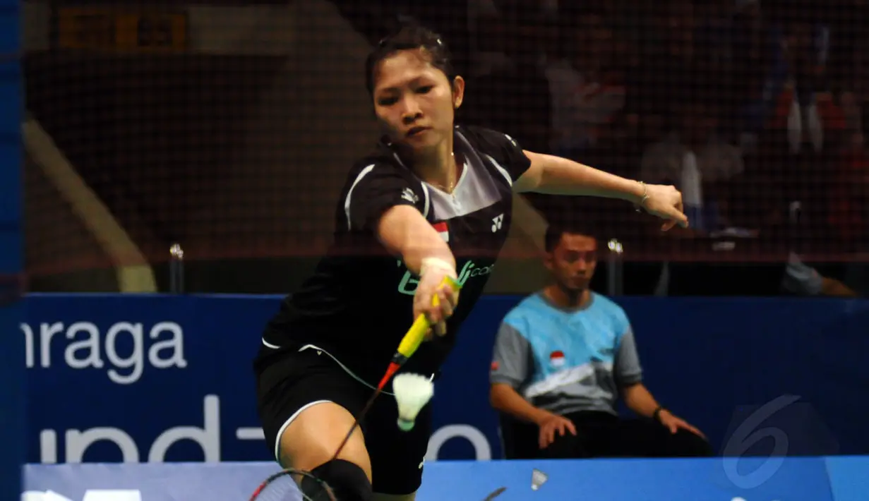 Pebulutangkis putri Indonesia, Lindaweni Fanetri kalah setelah bertanding tiga set (16-21, 21-18, 12-21) melawan Nichaon Jindapon (Thailand) di ajang Indonesia Open 2014 yang digelar di Jakarta, (18/6/2014). (Liputan6.com/Helmi Fithriansyah)