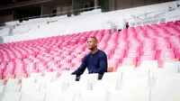 Pelatih Timnas Indonesia, Patrick Kluivert berfoto di tribune barat Stadion Utama Gelora Bung Karno, Jakarta, Senin (13/1/2025). (Dok. PSSI)