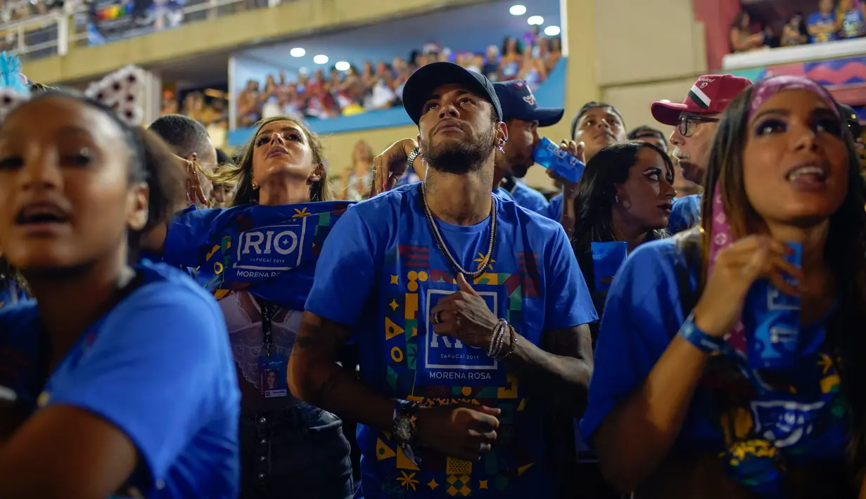 Penyerang Paris Saint-Germain, Neymar berjoget saat menghadiri parade pertunjukan sekolah samba Vila Isabel selama Karnaval Rio de Janeiro di Sambadrome, Brasil (4/3). (AP Photo/Mauro Pimentel)