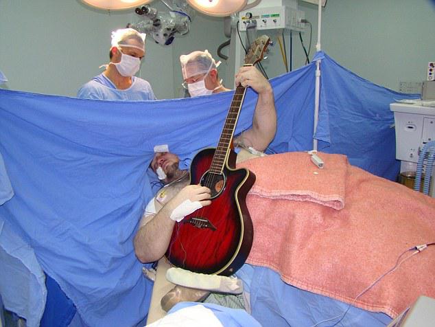 Anthony saat menjalani operasi pengangkatan tumor otak | Photo: Copyright dailymail.co.uk