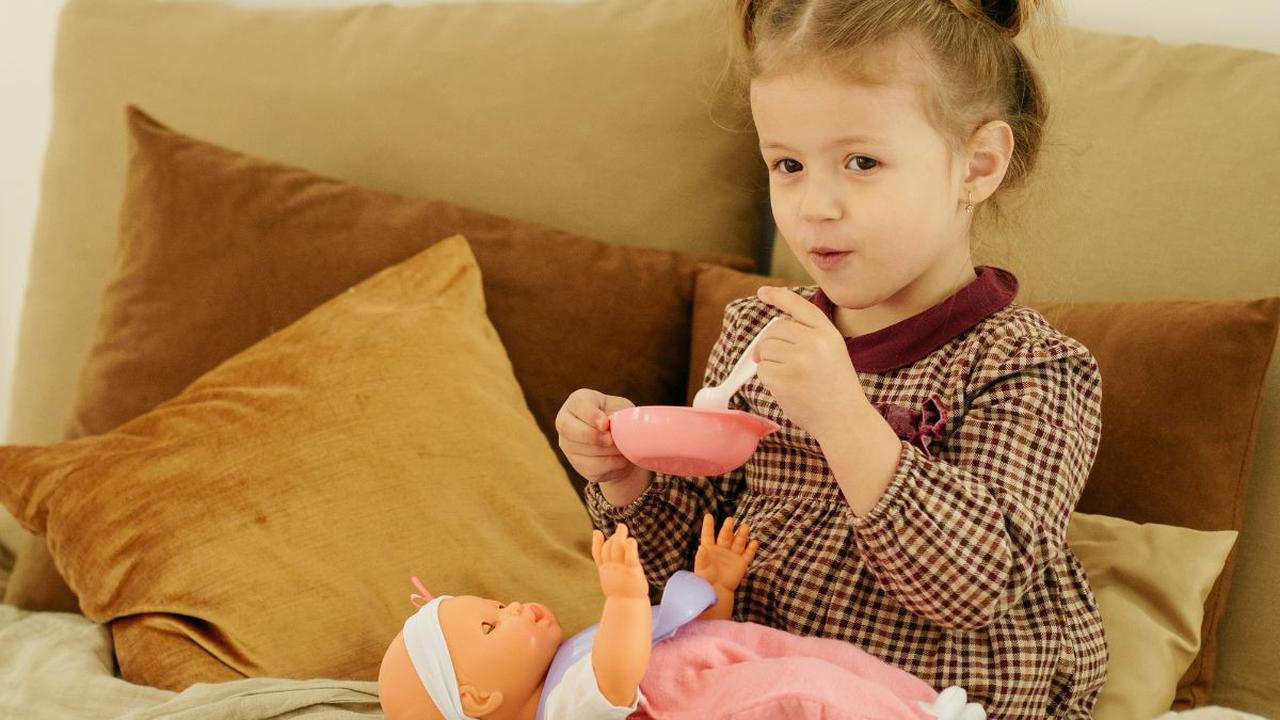 Menurut berbagai organisasi kesehatan, bayi sebaiknya tidak diberi garam apa pun hingga berusia enam bulan. Kebutuhan natrium bayi dipenuhi oleh garam yang terkandung dalam ASI.