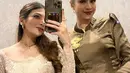 Sarah Keihl memilih kebaya brokat dengan kerah sabrina yang memperlihatkan sisi anggun tanpa tambahan payet. Keindahan desain yang simpel ini justru semakin mempertegas pesonanya. [@sarahkeihl].