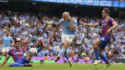 The Cityzens akhirnya mampu bangkit selepas kembali dari ruang ganti. Mereka mampu menyamakan kedudukan lewat gol Bernardo Silva (53') dan Erling Haaland (62'). (AP/PA/Nick Potts)