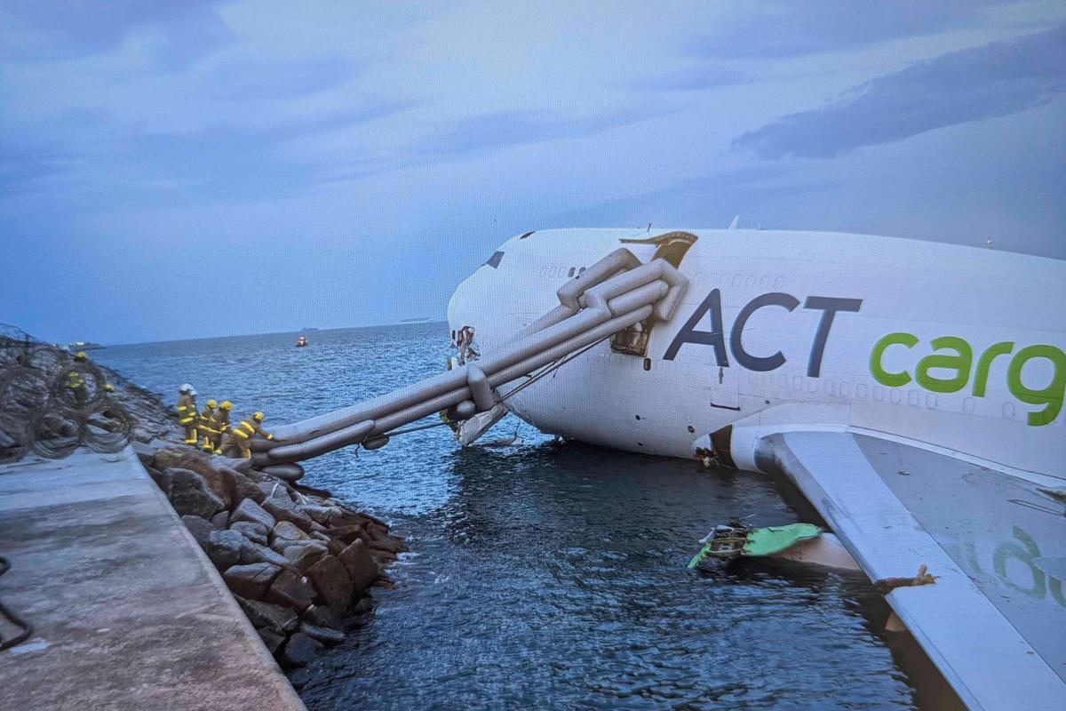 FOTO: Pesawat Kargo Tergelincir ke Laut di Bandara Hong Kong, Dua Tewas
