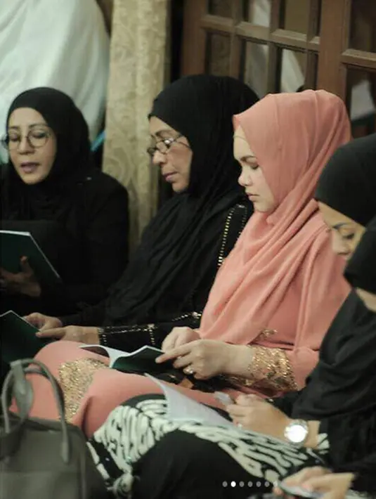 "Alhamdulillah, moga Allah mempermudahkan segalanya dan saya bersyukur segalanya berjalan lancar pada malam ini. Terima kasih di atas doa-doa anda selama ini dan Alhamdulillah, Dimakbulkan Allah pada tahun ke 11 perkahwinan kami." Tulisnya sebagai pembuka