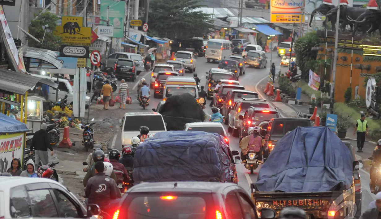 Polisi memberlakukan sistem buka tutup dari arah Puncak menuju Jakarta dan menutup jalur dari arah Jakarta menuju Puncak guna mengurai kemacetan, Jawa Barat, Kamis (25/12/14)  (Liputan6.com/Herman Zakharia)