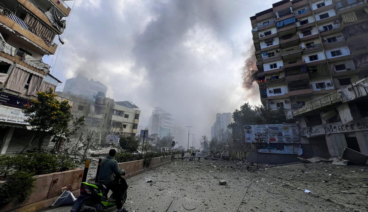 Sementara itu, ada sekitar 14.134 warga sipil terluka akibat agresi militer Israel di Lebanon yang memanas sejak akhir September 2024 lalu. (Ibrahim AMRO/AFP)