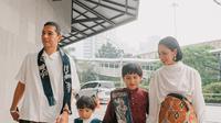Gaya Andien Aisyah dan Keluarga Kompak dengan Kain Nusa Tenggara, Lestarikan Budaya Nusantara (sumber: Instagram/andienaisyah)