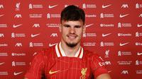 Milos Kerkez resmi bergabung bersama Liverpool pada musim panas 2025. (X/Liverpool FC)