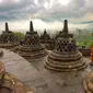 Rencana kenaikan tiket masuk Candi Borobudur Rp750 ribu ditundai. Simak penjelasan Ganjar dan Luhut berikut ini! (Unsplash/alan bonnardeaux).