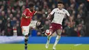 Gelandang Manchester United, Fred mengontrol bola dari kawalan penyerang Aston Villa,  Ollie Watkins pada pertandingan putaran ketiga Piala FA di stadion Old Trafford di Manchester, Inggris, Selasa (11/1/2022). MU menang atas Aston Villa 1-0. (AP Photo/Jon Super)