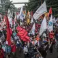 Buruh yang tergabung dalam Konfederasi Serikat Pekerja Indonesia berunjuk rasa di depan Kantor Kementerian Ketenagakerjaan, Jakarta, Rabu (16/2/2022). Buruh menuntut Permenaker Nomor 2 Tahun 2022 yang mengatur JHT baru bisa dicairkan pada usia 56 tahun segera dicabut. (Liputan6.com/Faizal Fanani)