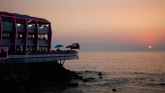 Foto Wanita Muslimah Di Pinggir Pantai - Paimin Gambar