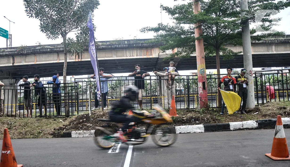 Pebalap memacu sepeda motor saat mengikuti Street Race Polda Metro Jaya di Kawasan Ancol, Jakarta Utara, Minggu (16/1/2022). Sebanyak 350 pebalap turut meramaikan balap jalanan bersama komunitas Street Race di Ancol. (merdeka.com/Iqbal S. Nugroho)