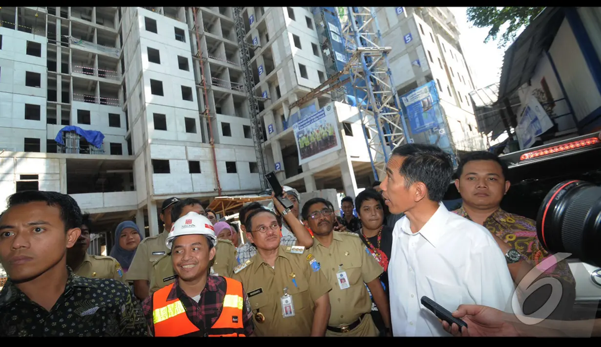 Jokowi yang berkemeja putih datang meninjau bangunan rusun yang masih dalam pengerjaan di Jl Kampung Melayu, Jaktim, Selasa (5/8/2014) (Liputan6.com/Herman Zakharia)