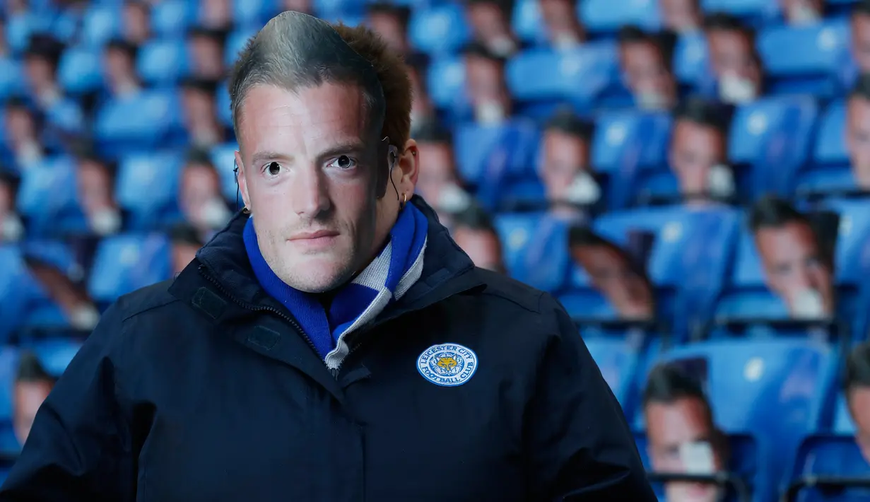 Leicester City melancarkan protesnya dengan menyiapkan topeng berwajah Jamie Vardy saat King Power Stadium menyambut Everton pada Boxing Day ini, Inggris, Senin (26/12). (REUTERS/ Carl Recine)