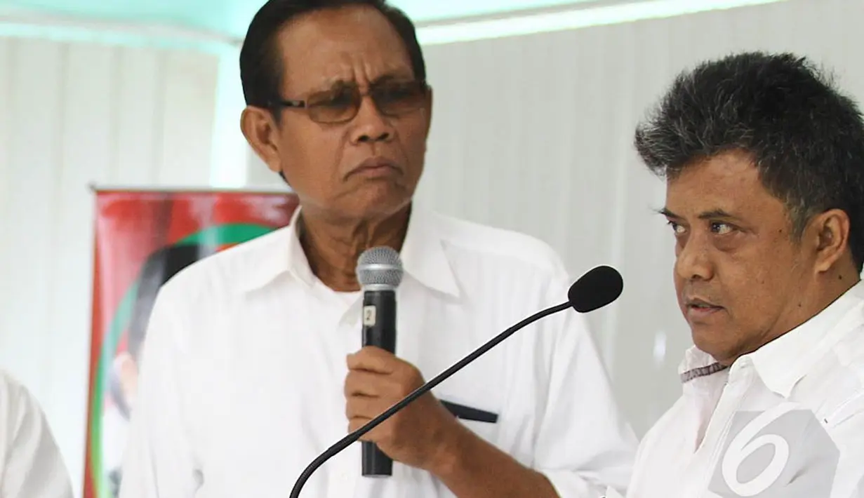Informasi meninggalnya komedian yang memiliki ciri khas rambut berwana keemasan ini (kanan) diperoleh Liputan6.com dari pesan berantai yang tersiar di kalangan wartawan. (Liputan6.com/Faizal Fanani)