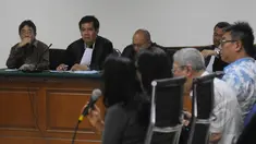 Terdakwa Presiden Direktur PT Sentul City, Kwee Cahyadi Kumala (KCK) alias Swie Teng menyimak keterangan saksi saat sidang lanjutan di Pengadilan Tipikor, Jakarta, Senin (30/3/2015). (Liputan6.com/Herman Zakharia)