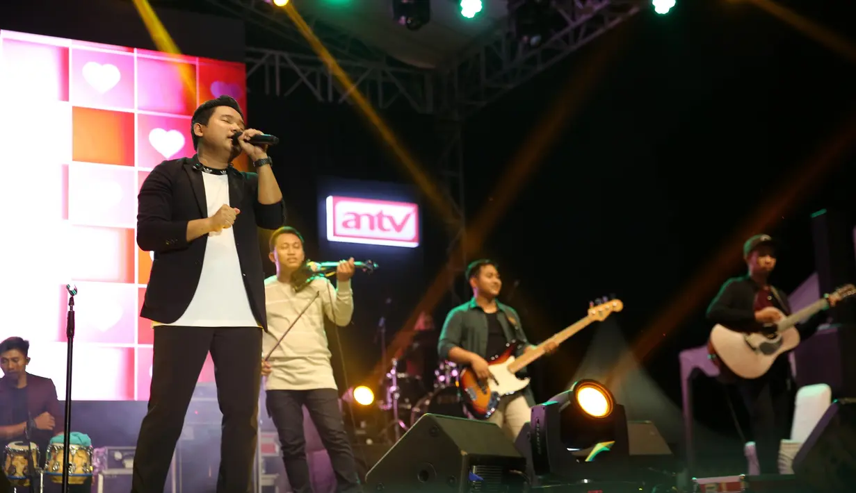 Guyon Waton membawakan 6 lagu di konser #BeraniDekat di hari AIDS Sedunia pada 1 Desember 2019. Sang vokalis, Faisal Bagus Ibrahim terlihat begitu menghayati saat bernyanyi menghibur para penonton yang hadir.