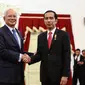 PM Malaysia, HE Dato Sri Muhammad Najib Tun Abdul Razak (kiri) bersalaman dengan Presiden Jokowi (kanan) saat tiba di Jakarta, Senin (1/8). Pertemuan membahas Konsultasi Bilateral Tahunan RI-Malaysia ke-11. (Liputan6.com/Faizal Fanani)