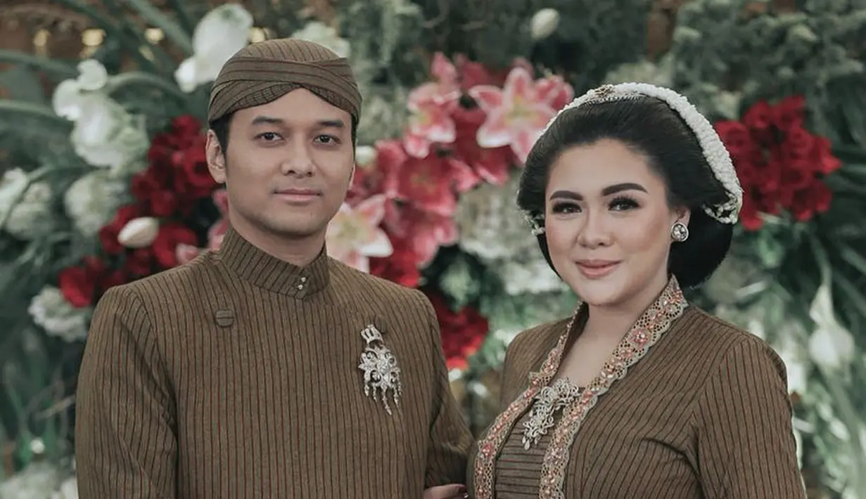 Vicky Shu  mengenakan kebaya motif lurik yang serasi dengan beskap suami. Kebaya tersebut dipadukan dengan kain batik motif truntum. [@vickyshu]