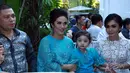 Krisdayanti dan suaminya, Raul Lemos beserta kedua anaknya, Kellen dan Amora tampak kompak dengan mengenakan pakaian yang berwarna hijau. (Deki Prayoga/Bintang.com)