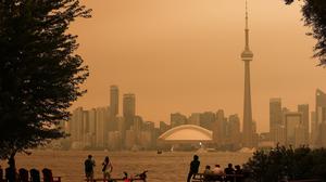 Ngerinya Langit Kota Toronto Berubah Kekuningan akibat Asap Kebakaran Hutan